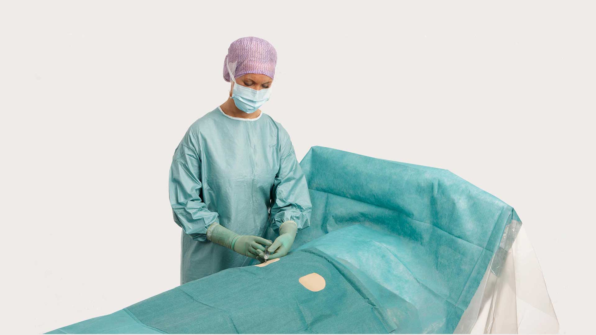 un chirurgo mentre utilizza un telo per angiografia BARRIER durante un intervento chirurgico
