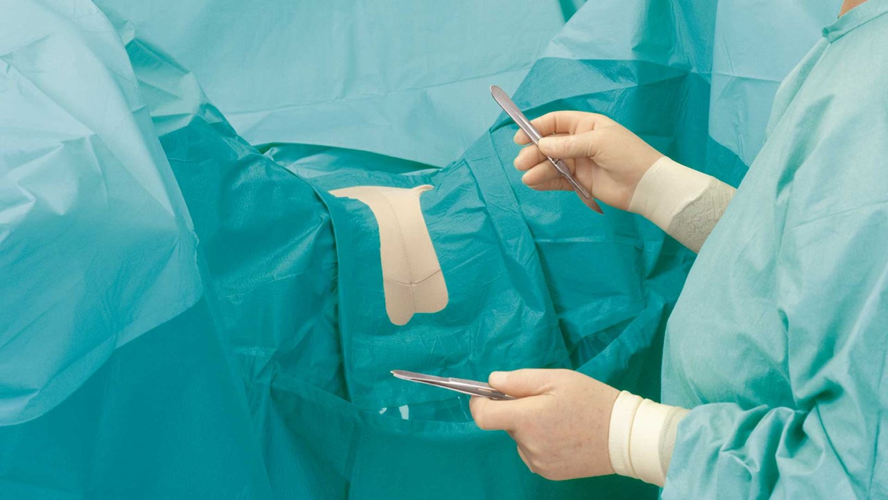 un chirurgo che usa un telo per ginecologia BARRIER durante un intervento chirurgico