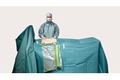un chirurgo che utilizza i teli per laparoscopia BARRIER