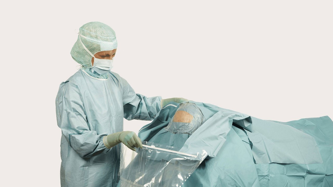 una chirurga mentre utilizza un telo per neurochirurgia BARRIER