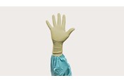 Una mano che indossa un guanto chirurgico Biogel