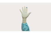 Una mano che indossa un guanto con sistema Biogel Skinsense Indicator