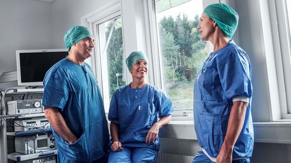 Un team di chirurghi al lavoro