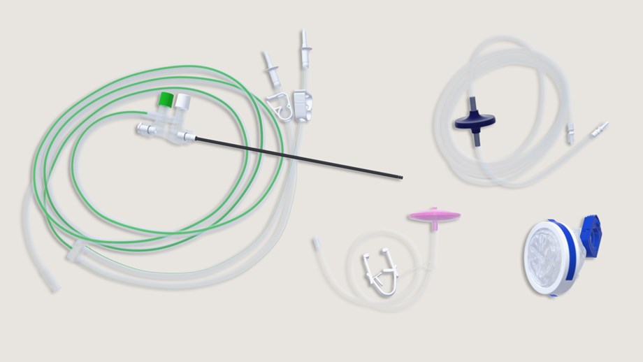 serie di componenti del set per laparoscopia: guaina per videocamera, tubo per insufflazione, filtro anti-fumi