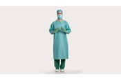 un medico che indossa un camice chirurgico BARRIER classic