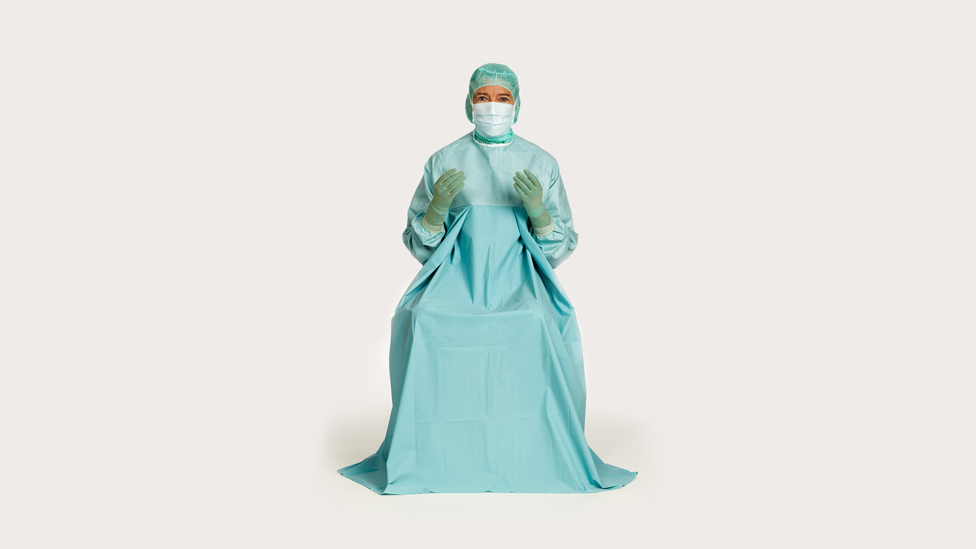 chirurgo che indossa un camice chirurgico BARRIER® Classic Urology