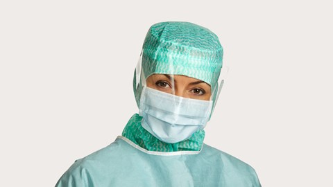 medico che indossa una mascherina chirurgica BARRIER Extra Protection