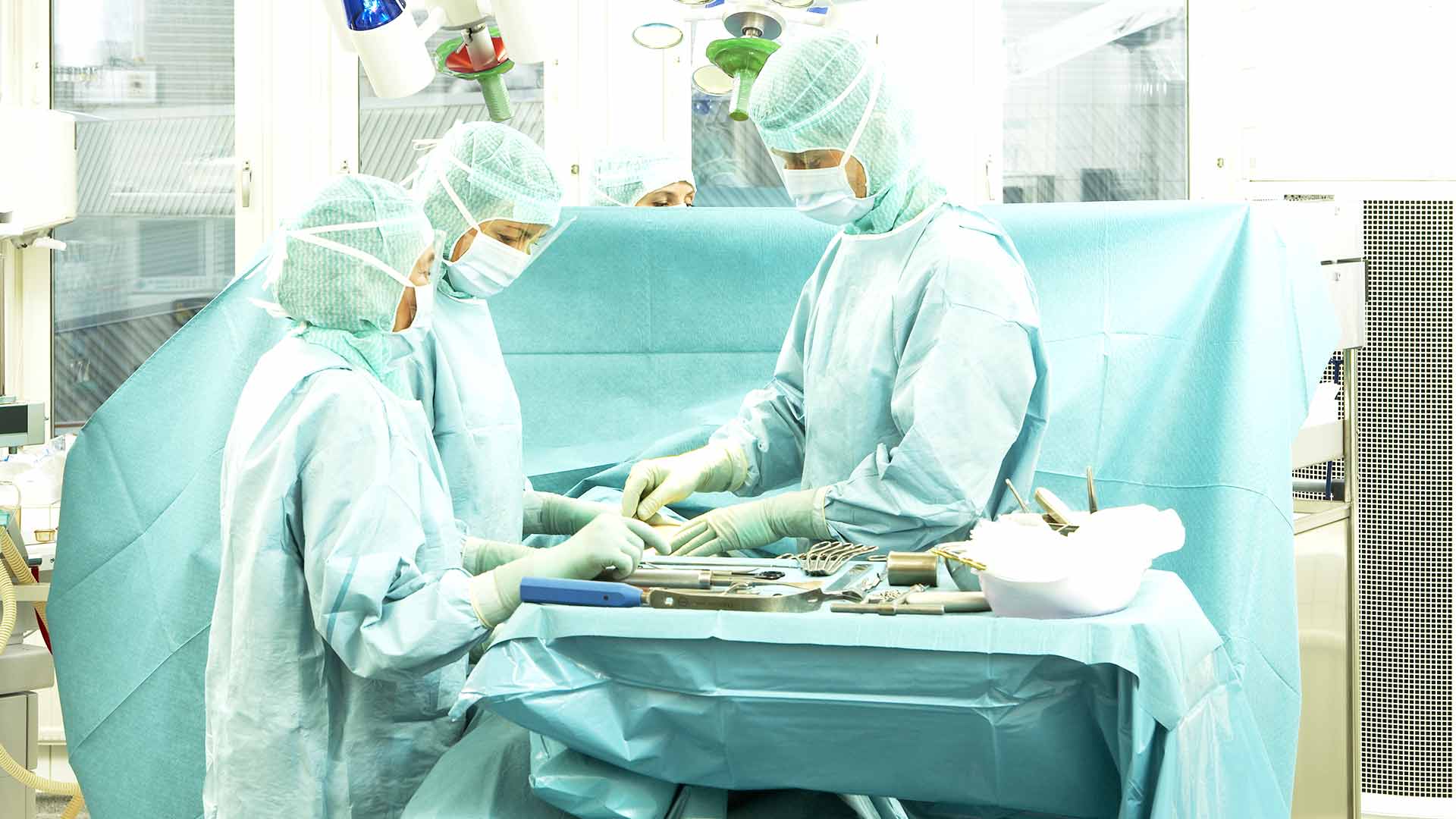 medici in sala operatoria mentre preparano gli strumenti chirurgici