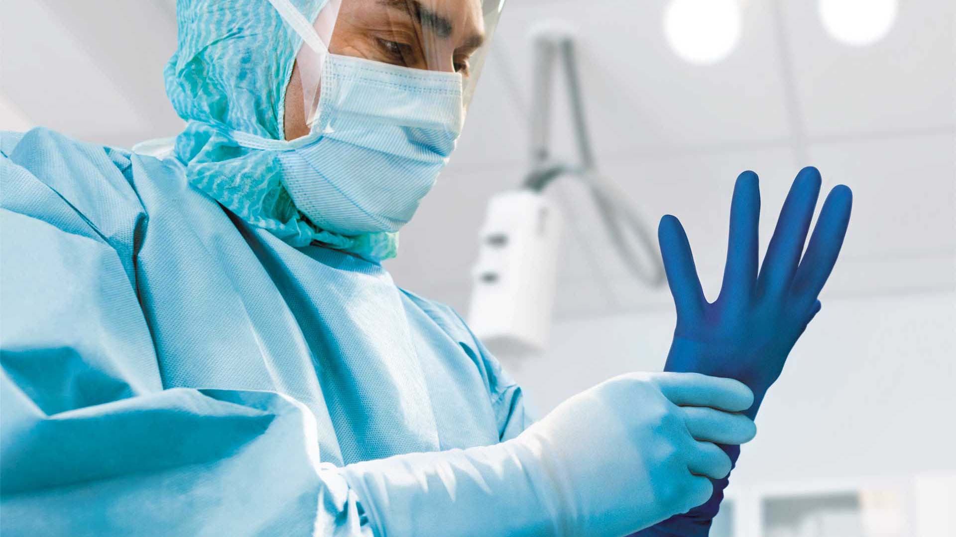 Chirurgo che utilizza i guanti Biogel con sistema di indicazione della foratura