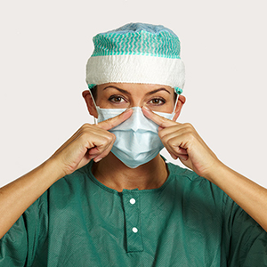 Fase 3 dell’applicazione della mascherina chirurgica con elastici auricolari
