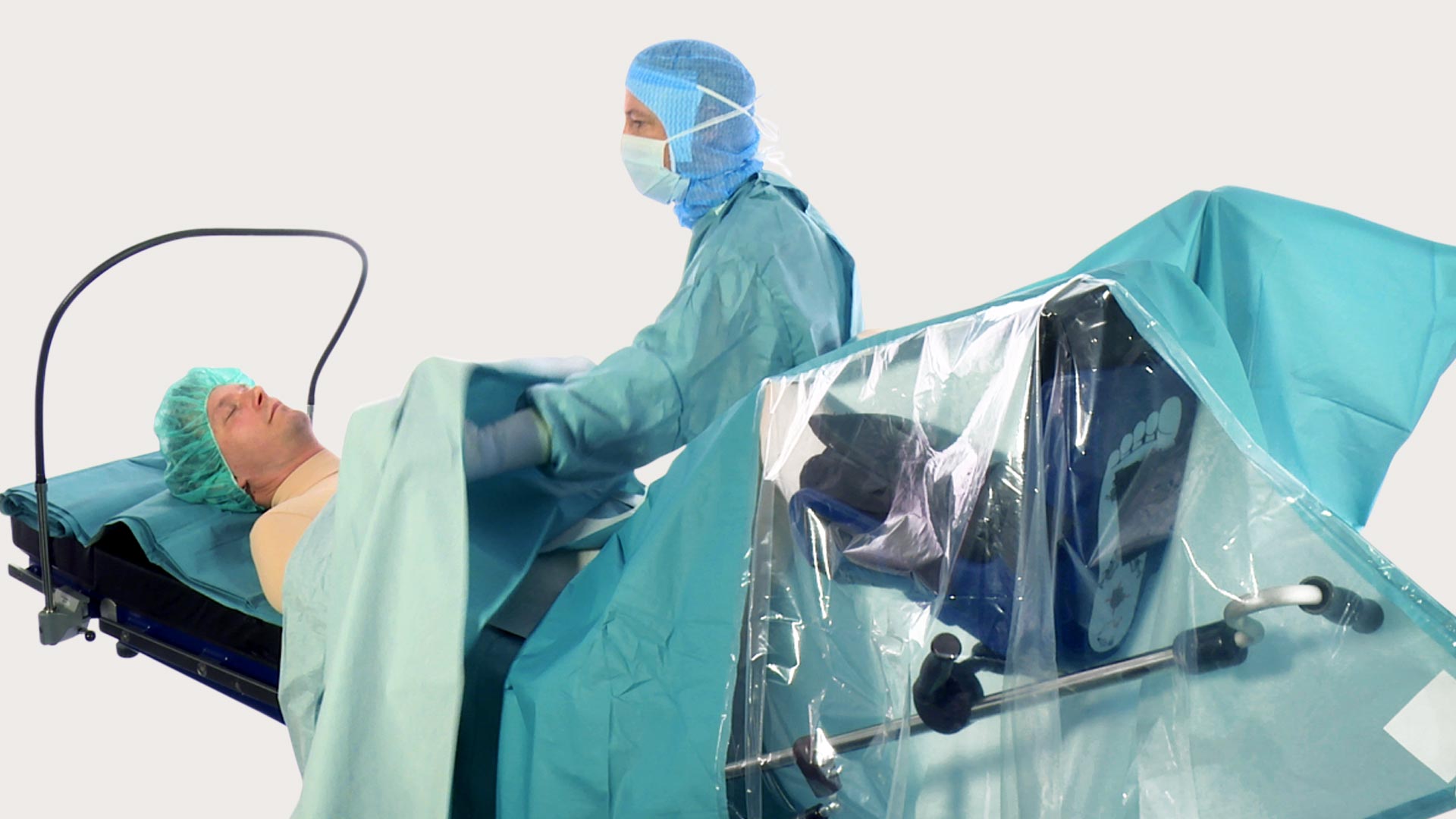Professionista sanitario mentre effettua un drappeggio per una procedura chirurgica utilizzando i teli BARRIER.