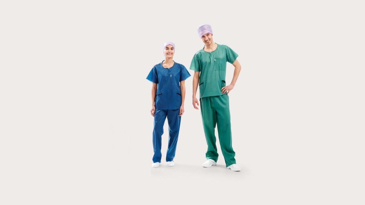 Tre medici che indossano la Divisa chirurgica BARRIER® - extra comfort