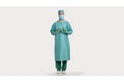 un clinicien portant une casaque chirurgicale BARRIER classique