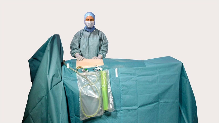 un chirurgo che utilizza i teli per laparoscopia BARRIER